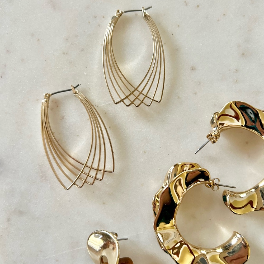 & Other Stories Overlap Wire Gold Earrings